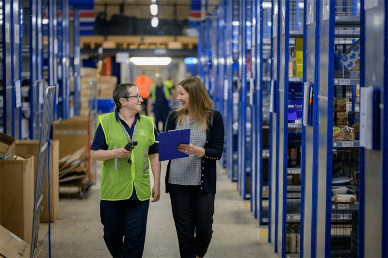 Warehouse worker using pemindai barcode
